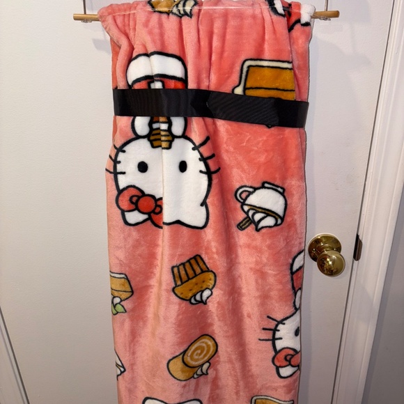 Hello Kitty Pumpkin Spice Throw Blanket - Picture 3 of 3